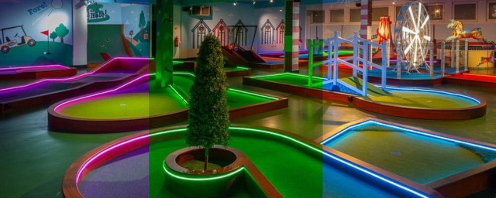 Une image représentant trois programmes de couleurs différents des bandes lumineuses néon LED intégrées éclairant le parcours de mini-golf de The Putt Hutt