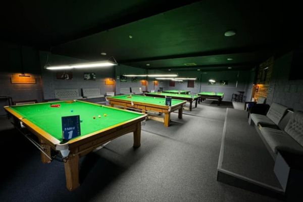 La salle de snooker du Towy Sports Bar, à Carmarthen